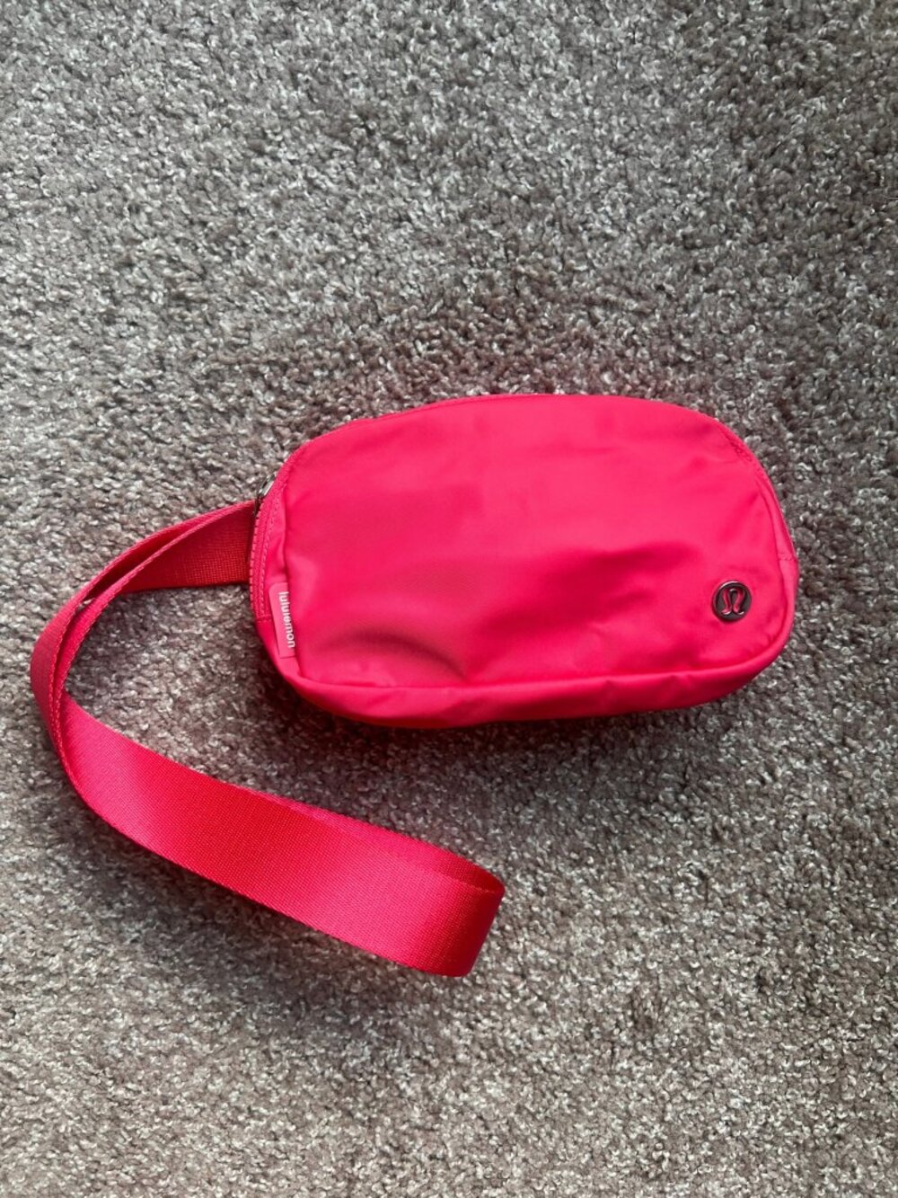 Like NEW! lululemon everywhere belt bag